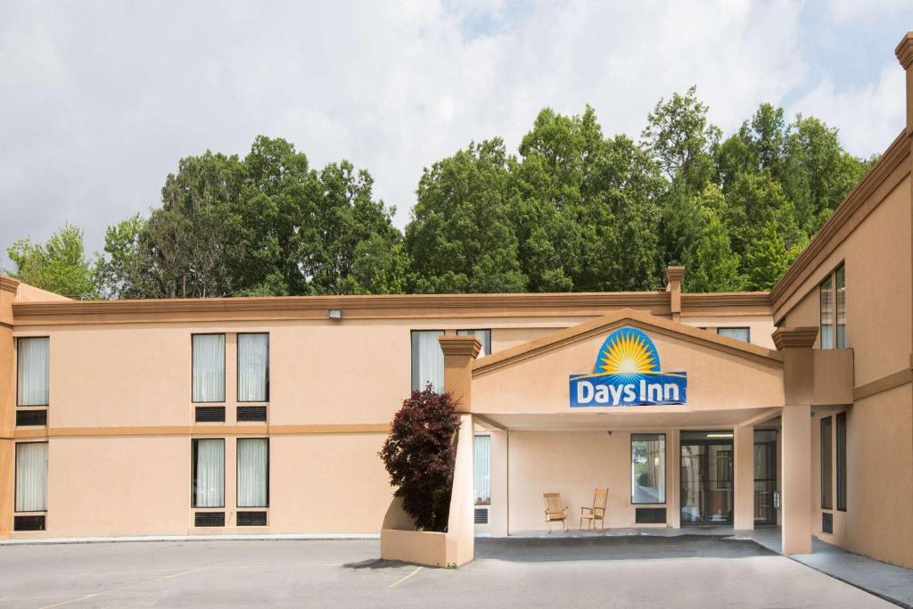 Days Inn by Wyndham Mount Hope Main image 1